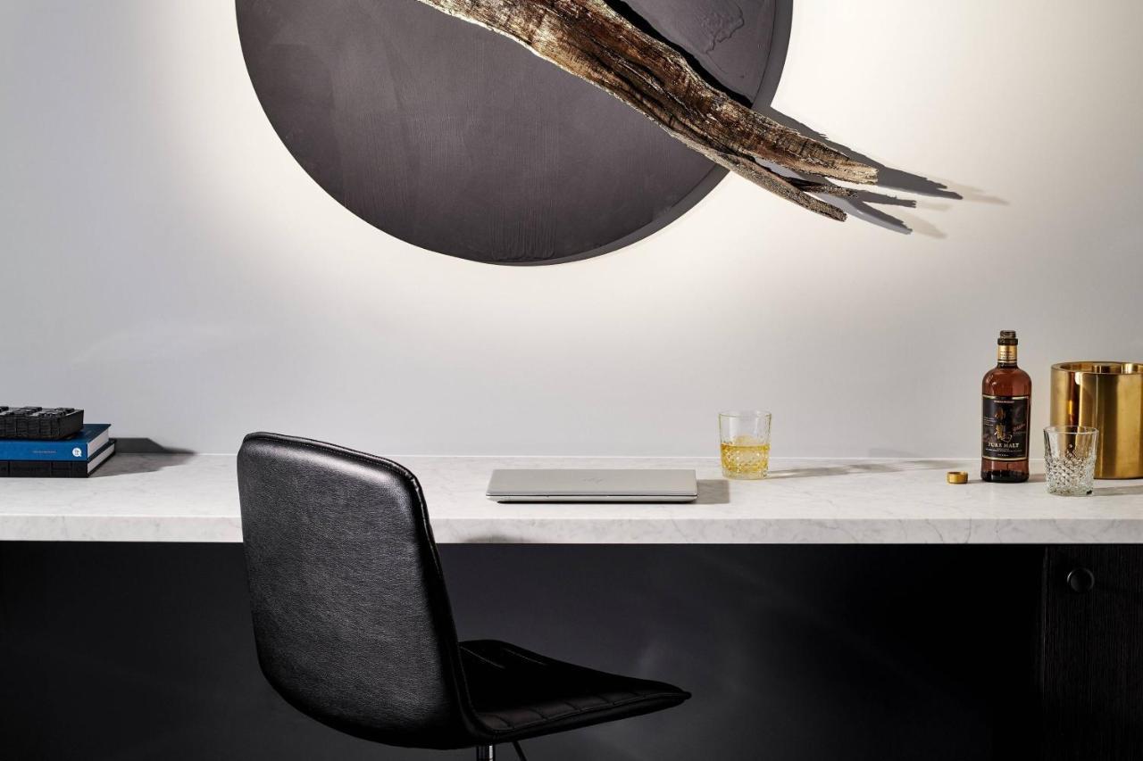 Midnight Hotel, Autograph Collection Κανμπέρα Εξωτερικό φωτογραφία The "Moon" pendant light