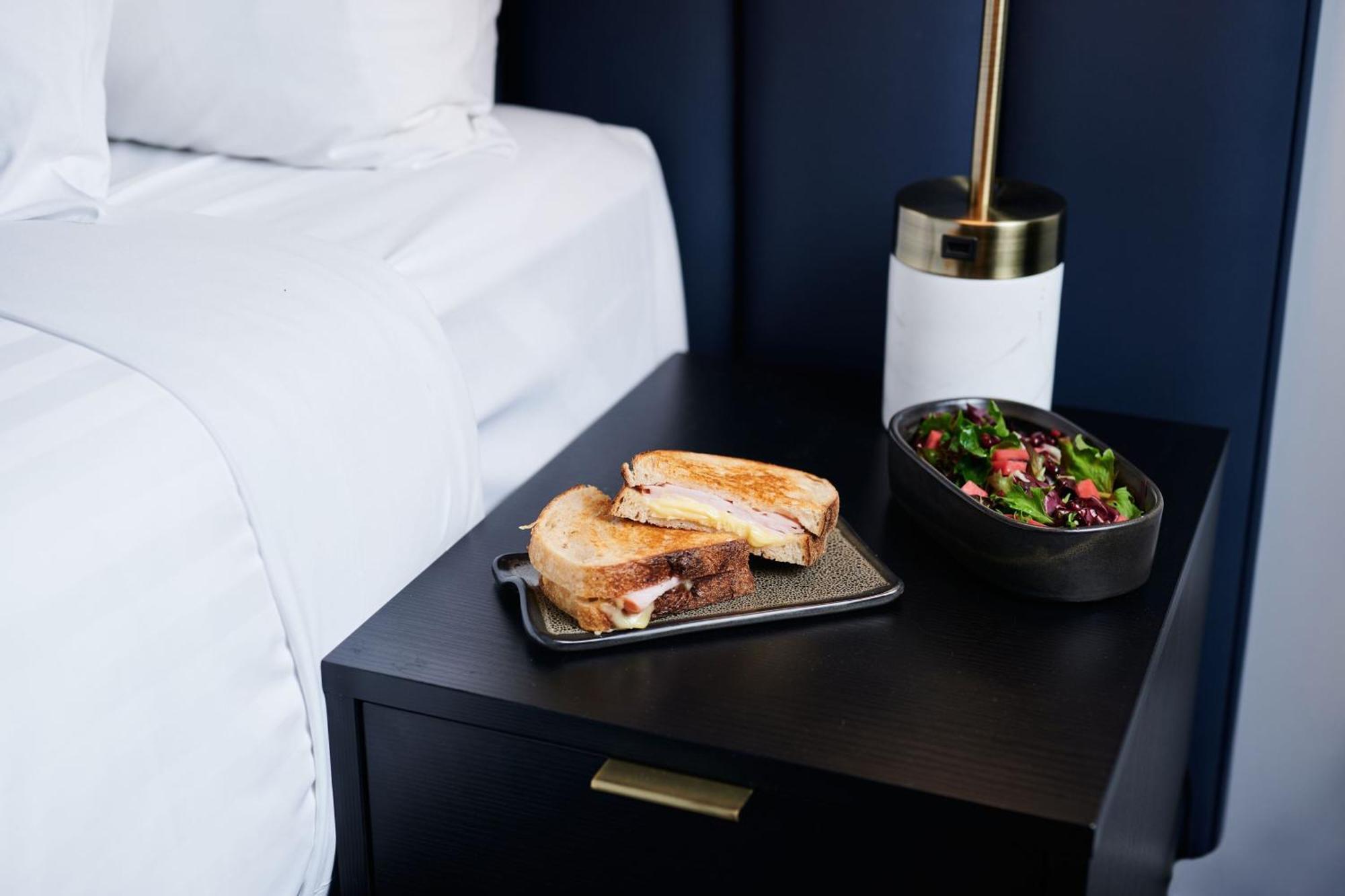 Midnight Hotel, Autograph Collection Κανμπέρα Εξωτερικό φωτογραφία Room service at the London West Hollywood
