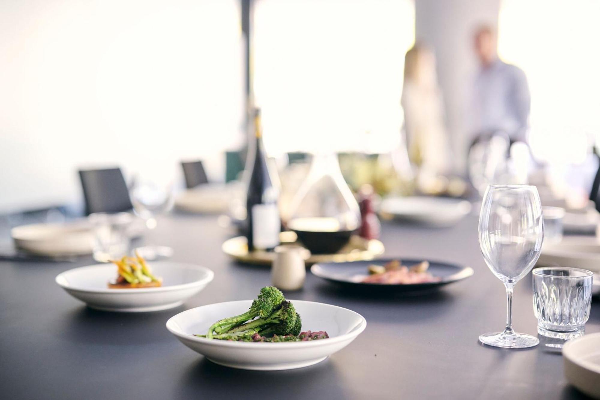 Midnight Hotel, Autograph Collection Κανμπέρα Εξωτερικό φωτογραφία Dishes at the restaurant