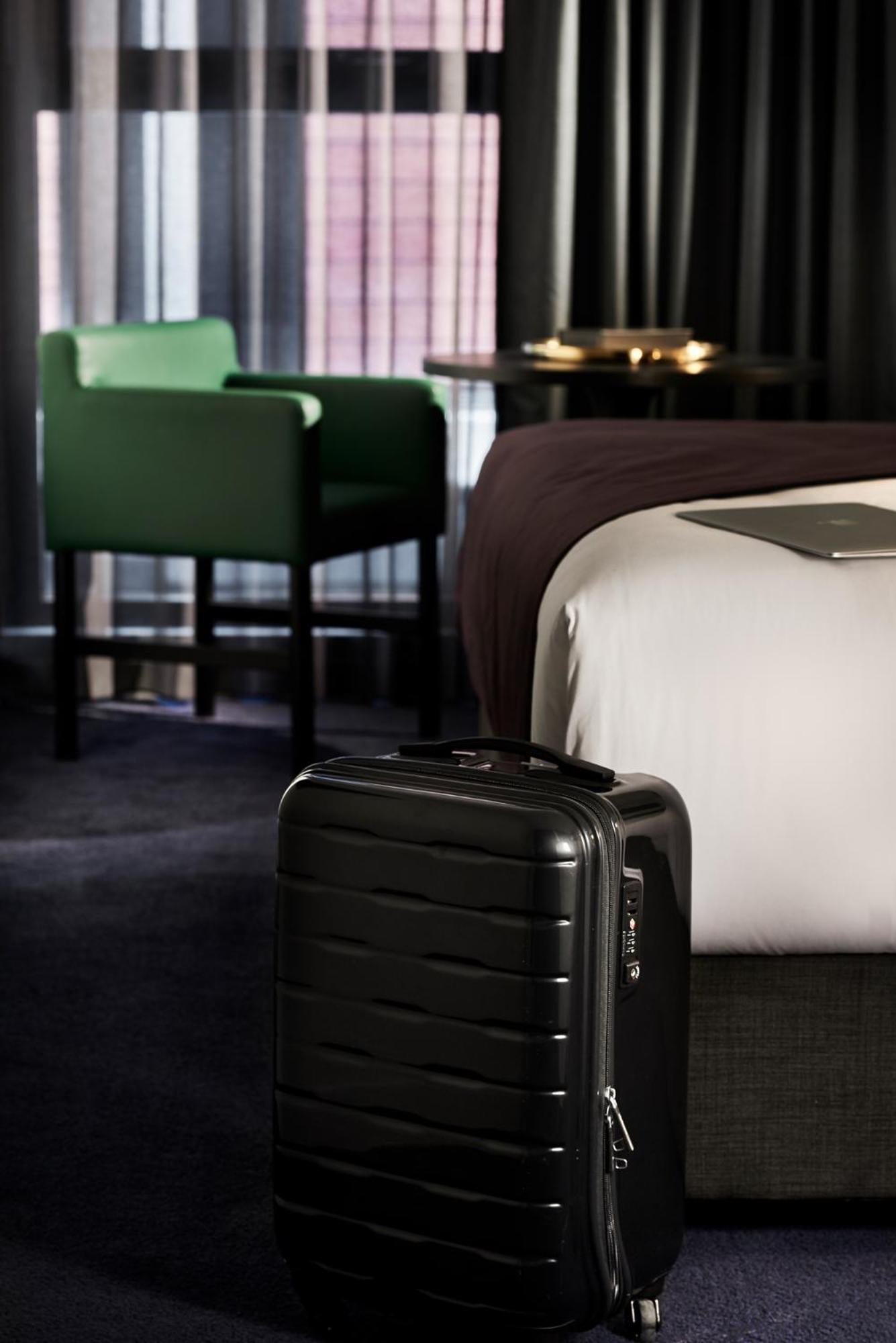 Midnight Hotel, Autograph Collection Κανμπέρα Εξωτερικό φωτογραφία A suitcase