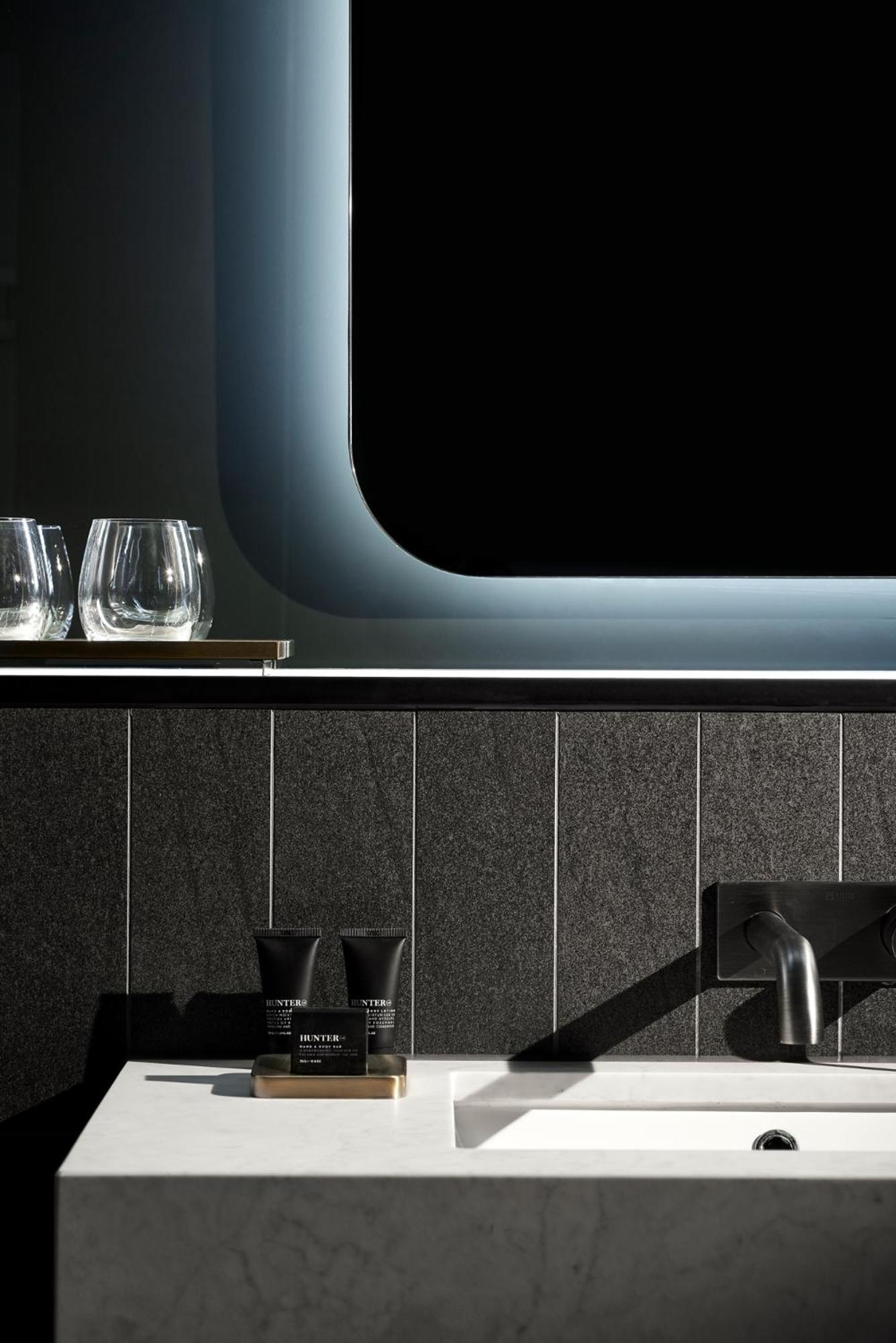 Midnight Hotel, Autograph Collection Κανμπέρα Εξωτερικό φωτογραφία A kitchen with a black granite countertop
