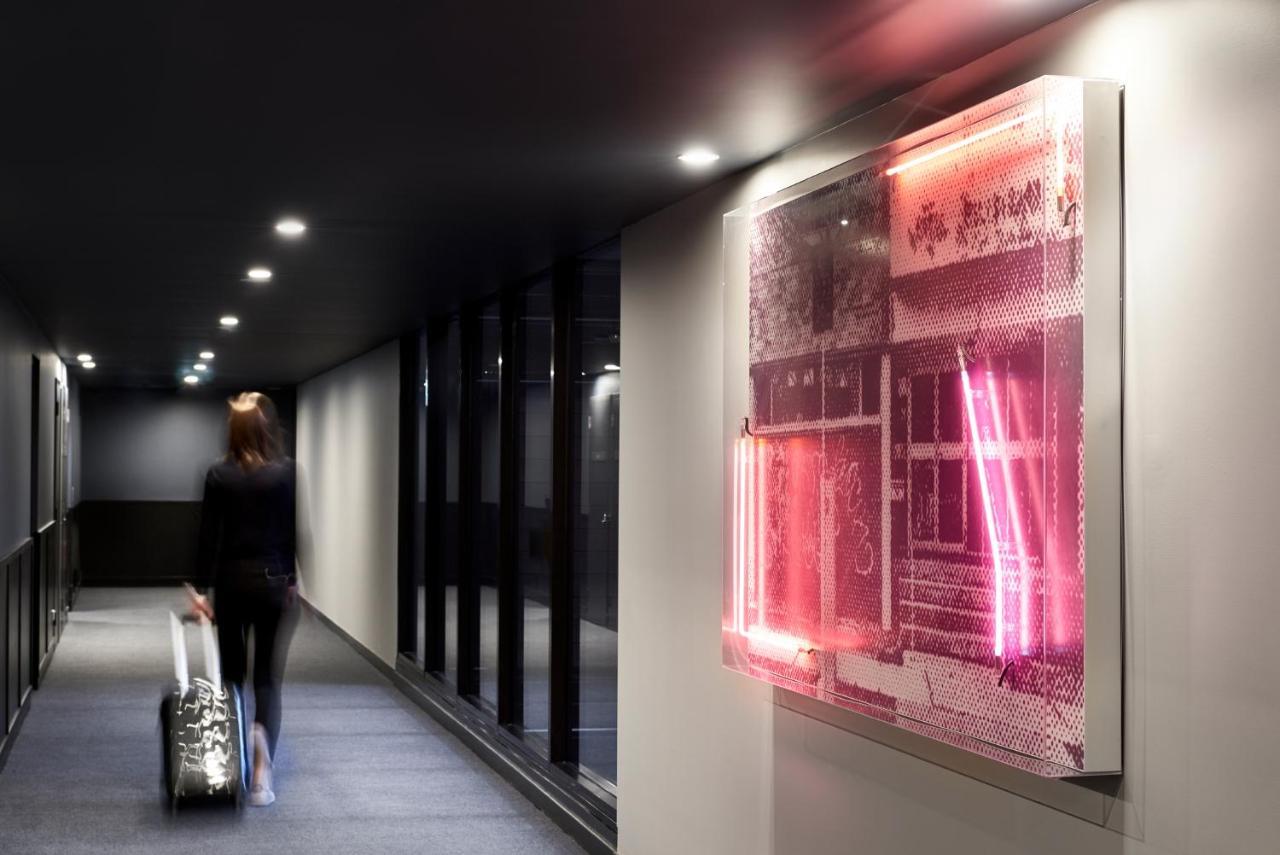 Midnight Hotel, Autograph Collection Κανμπέρα Εξωτερικό φωτογραφία Installation of the artwork "The Red Room" at the InterContinental London Park Lane