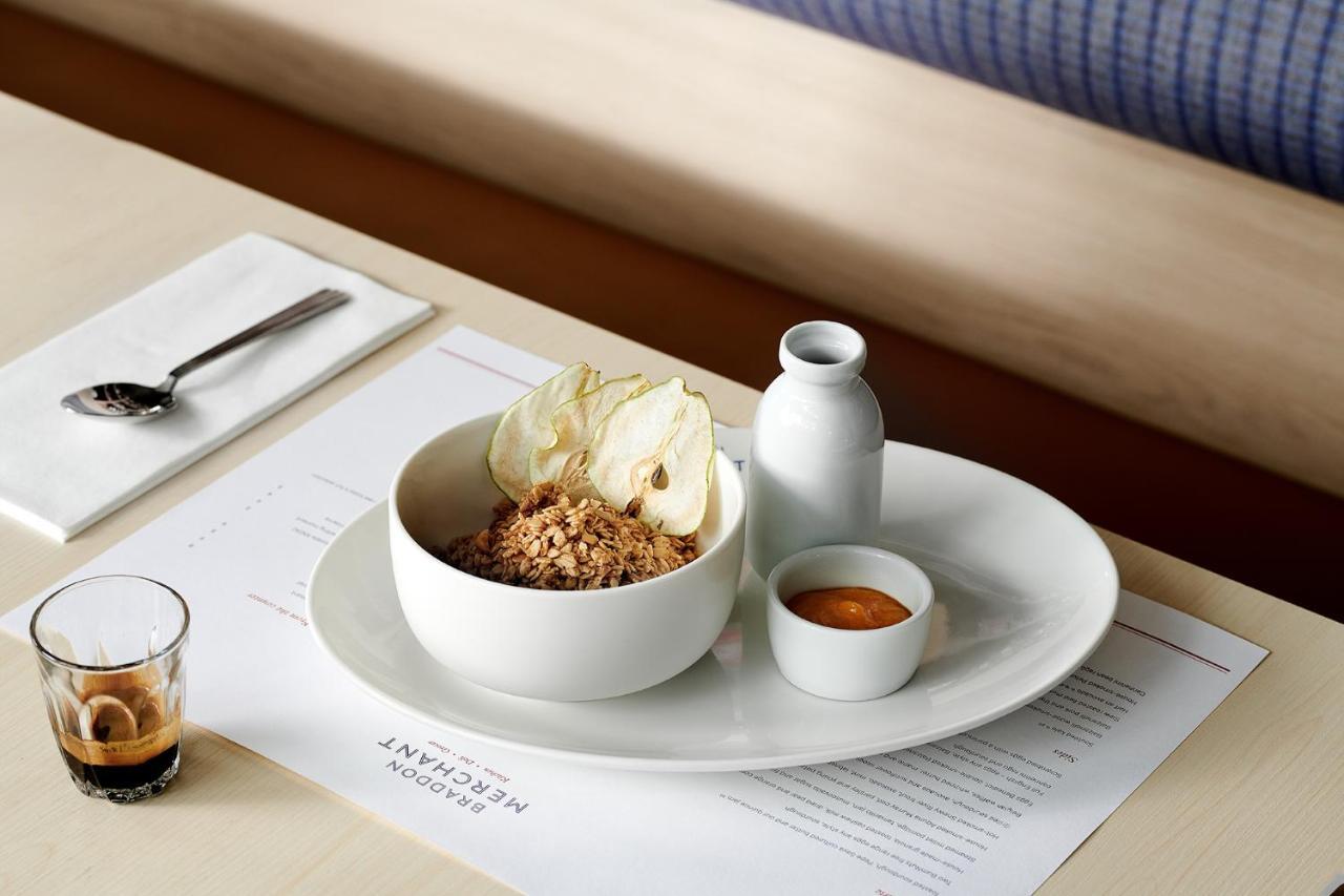 Midnight Hotel, Autograph Collection Κανμπέρα Εξωτερικό φωτογραφία A bowl of granola with milk and honey